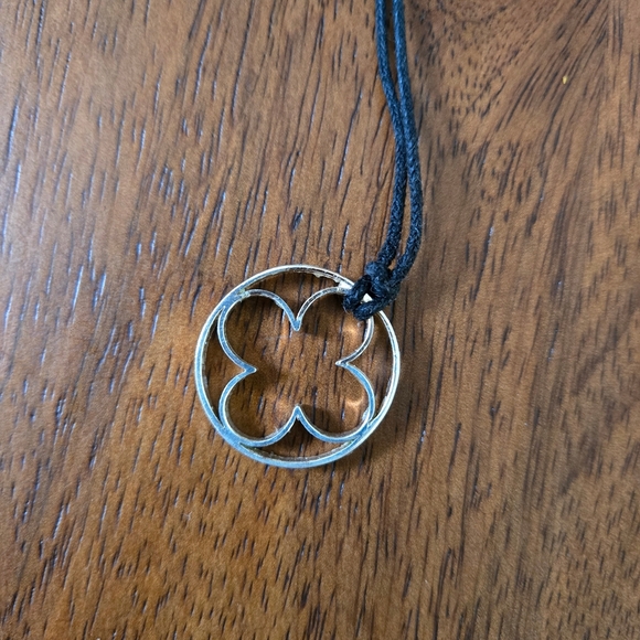Elegant Silver Pendant Necklace - Picture 1 of 4